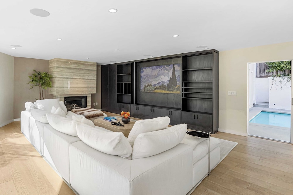 Luxury Hollywood Hills Home With Pool, Outdoor Dining & Iconic Views Skyline Chalet
