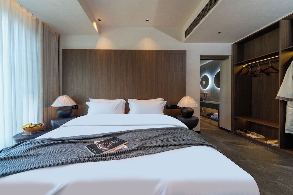 Fenghuang Yiquan River View B&B