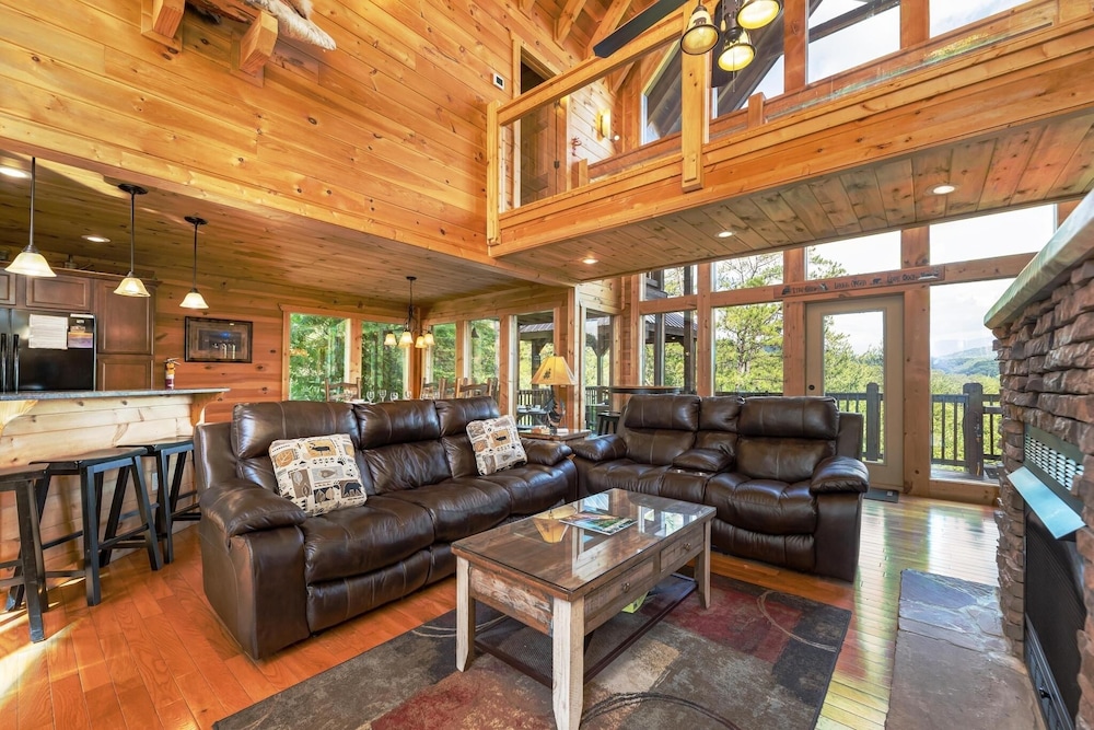 A Suite Mountain View - 4 Bedrooms, 4 Baths, Sleeps 12 Home by RedAwning