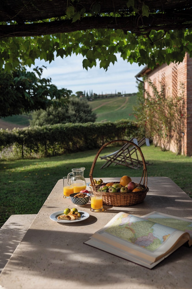 Country Villa In Tuscan Hills