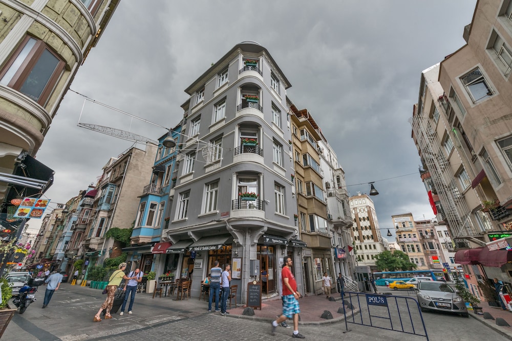IQ Houses