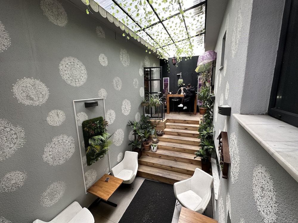 Black Art Otel - Image 5