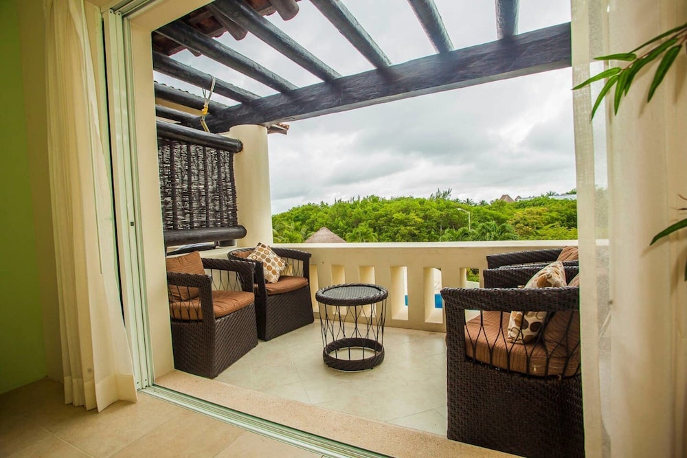 Great 2BR Condo Steps to Beach w Pool Sleeps 8 view 5