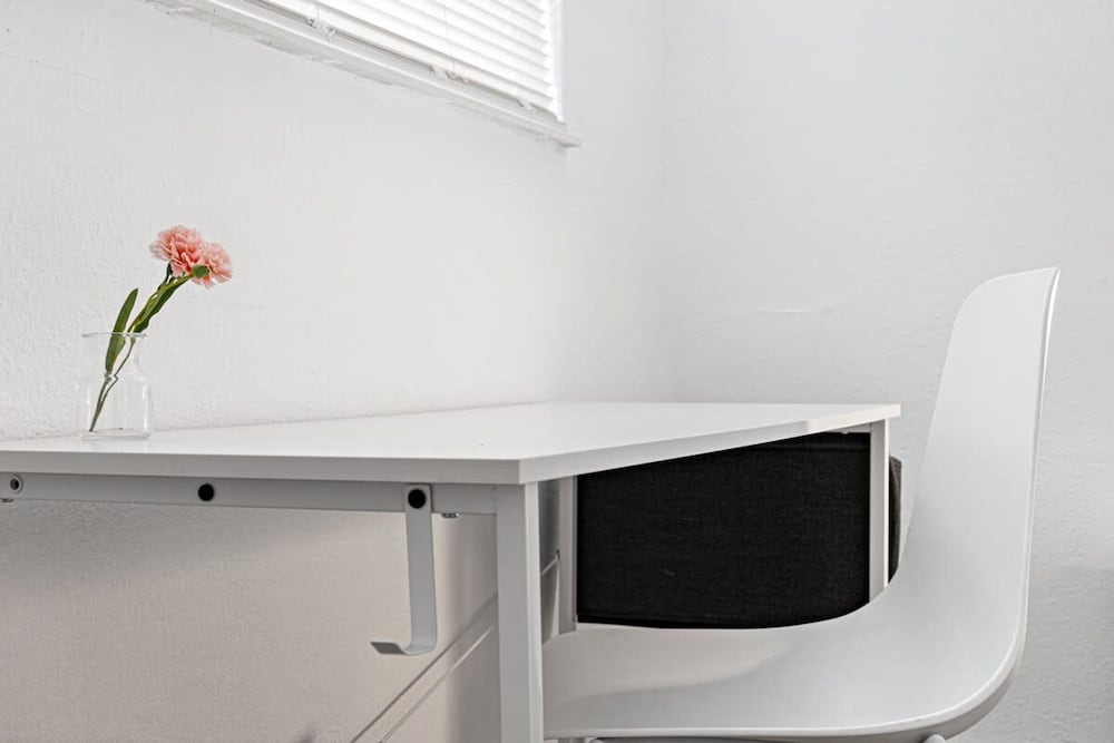Stylish 2 BR Condo - Free Parking on Premises