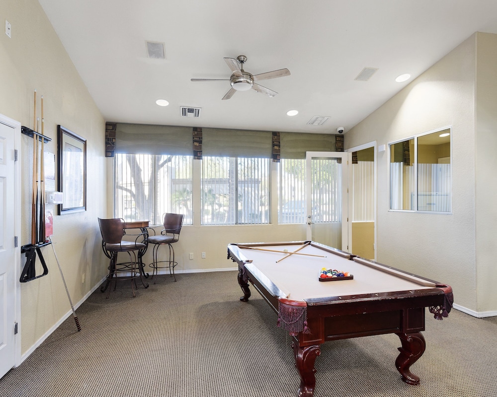 Solace - Community Pool & Gym -walk to Restaurants