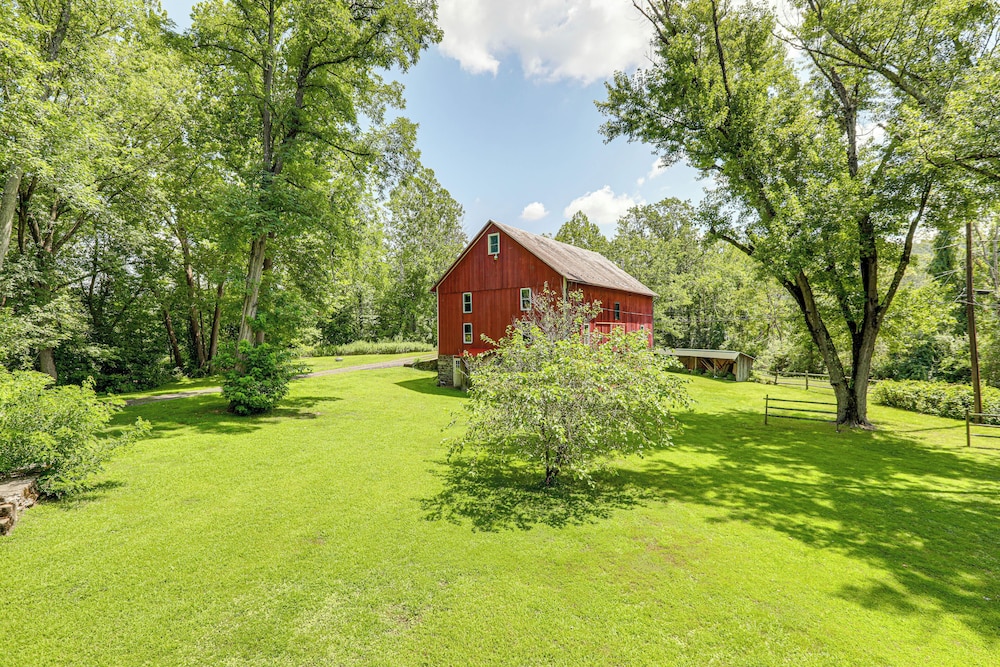 Walk to River: Couples Retreat in Kintnersville!