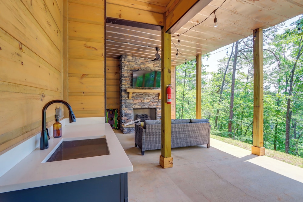 10 Mi to Dtwn: Home w/ Spacious Patio in Ellijay!