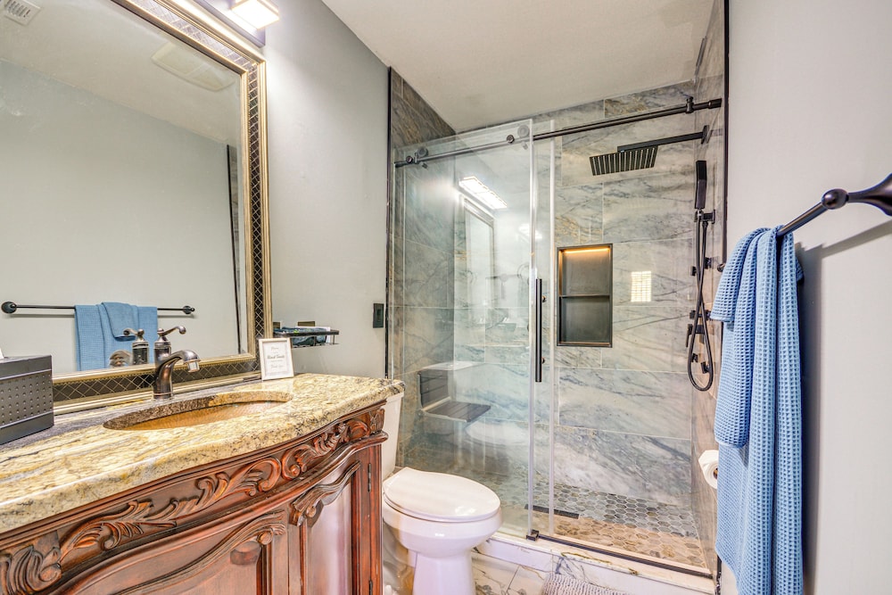 2 Mi to Dtwn Greensboro: Pet-friendly Retreat!
