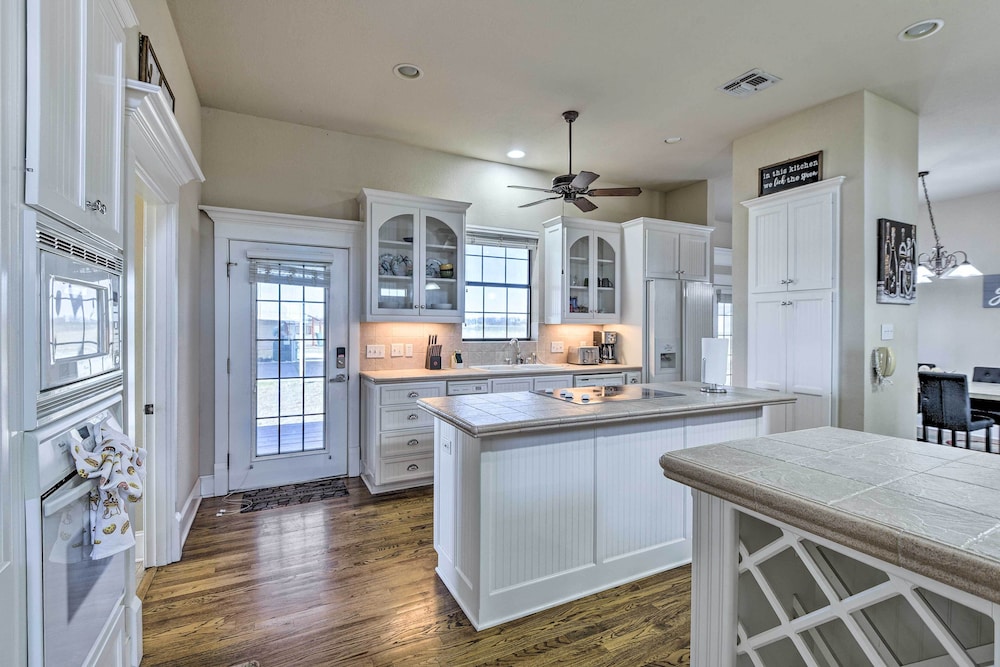 8 Mi to White Rock Lake: Spacious Krum Home