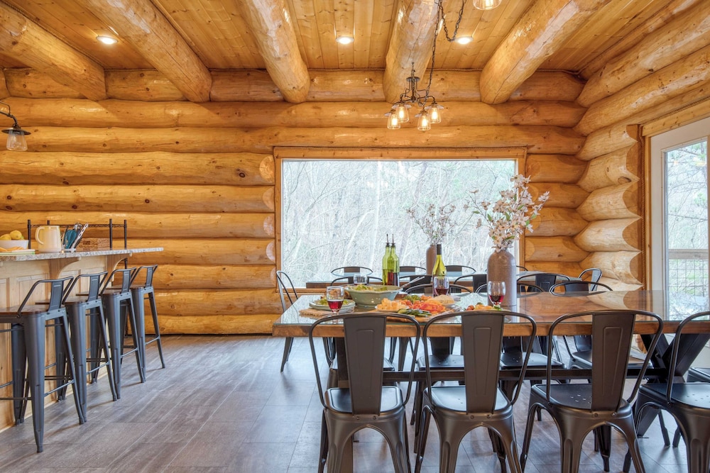 Luxury Cabin w Panoramic Views Firepit Game Room Pinnacle Chalet