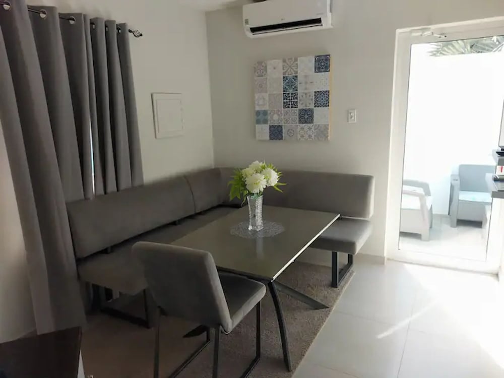 Amazing 2BR Suite w Pool Patio 5 min Dr2 Palmbeach