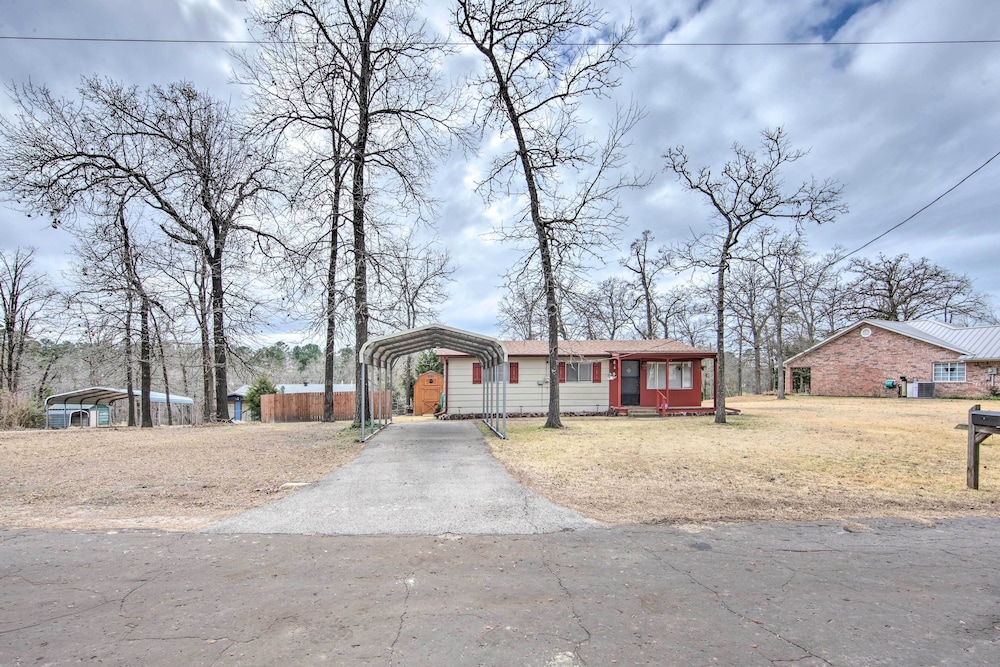 Jefferson Retreat w/ Backyard < 1 Mi to Lake! - Property Image 3