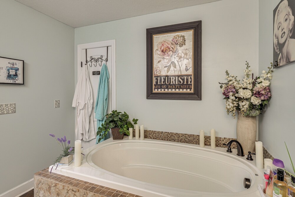 Hot Tub & Scenic Deck! Spacious Cookeville Retreat