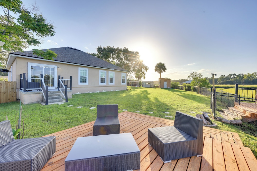 7 Mi to Dtwn Jacksonville: Riverfront Home w/ Deck
