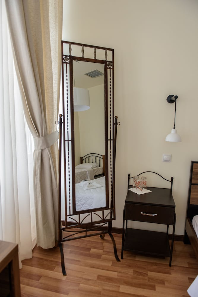 Athinas Street Inn