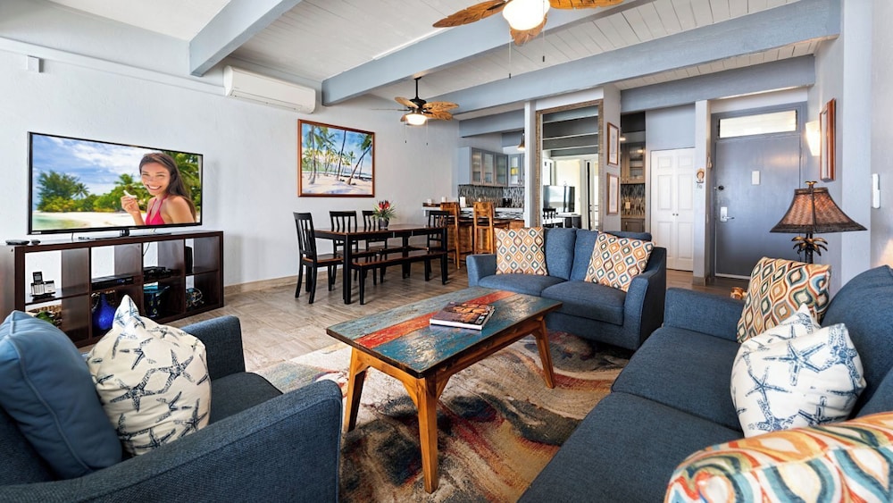 Stunning Top Floor Ocean Front Condo AC & Wifi