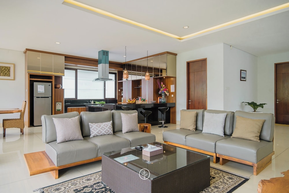 Mentari Hill View 8 BR heated pool and movie room