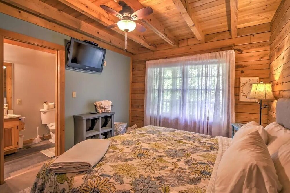 Er104 - R Tribe's Treehouse - Great Location - Close To Town! 5 Bedroom Cabin by RedAwning view 5