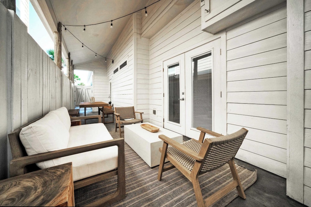 Sleeps 18 2 Beach Homes w/ 2 Pools, Playground, Covered Patios Pirates Bay