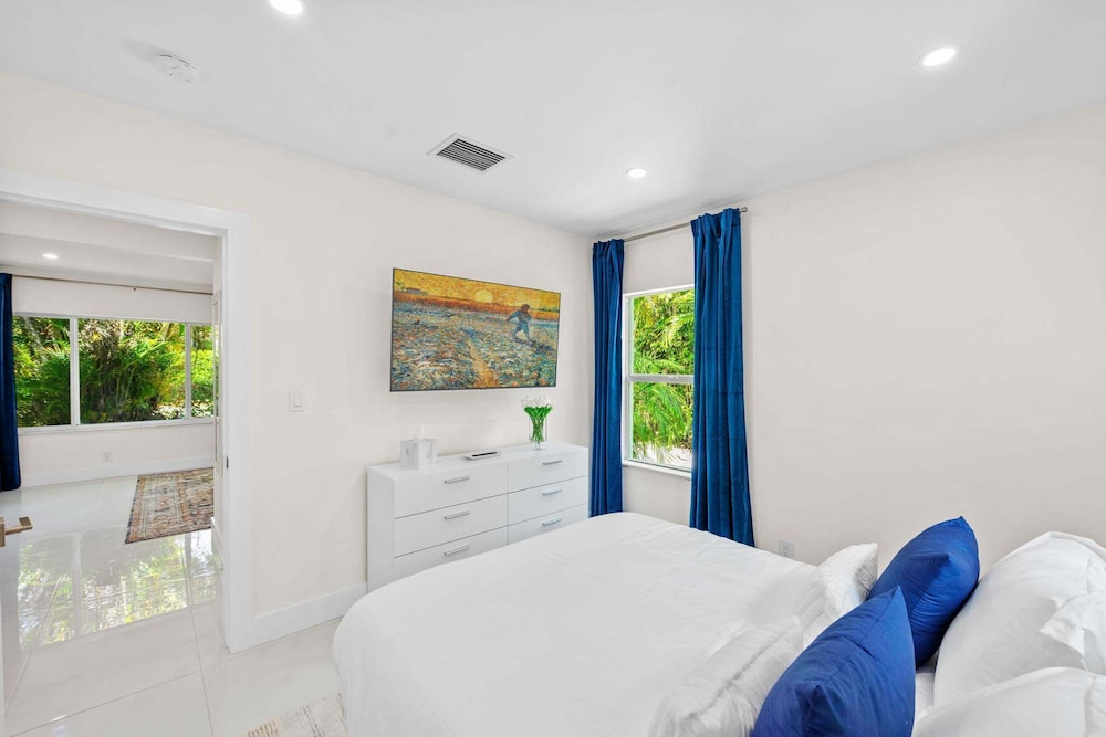 Uhost AI 4-unit Gem Mins to Las Olas Beach