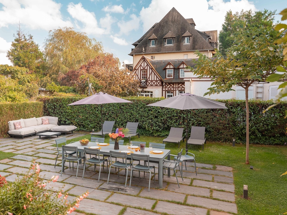 Large Chic Stylish Villa Superb Garden