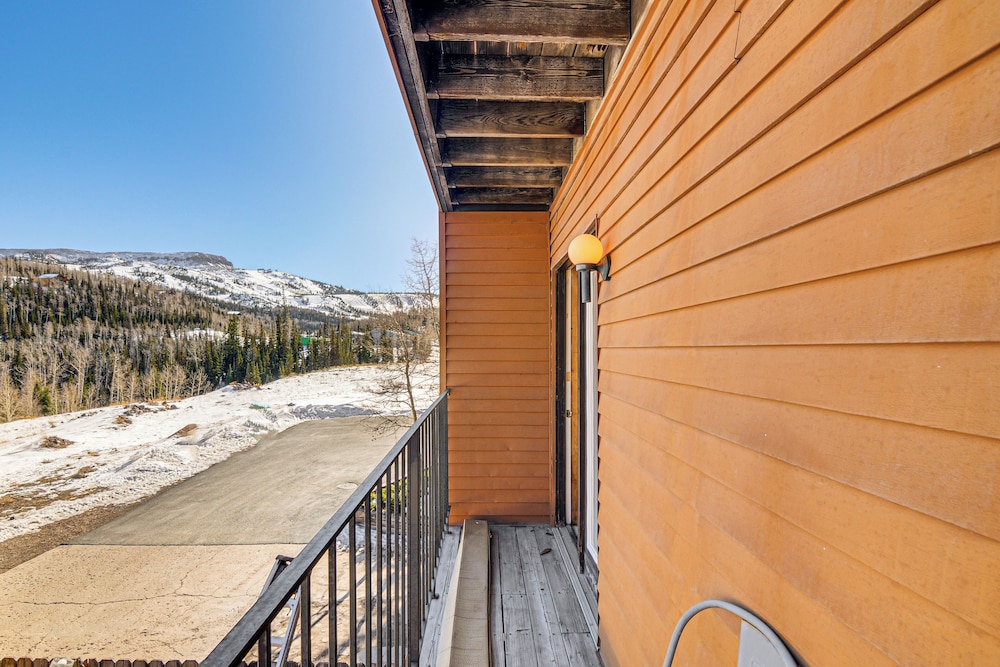 Walk to Lifts: Brian Head Condo w/ Ski Locker!
