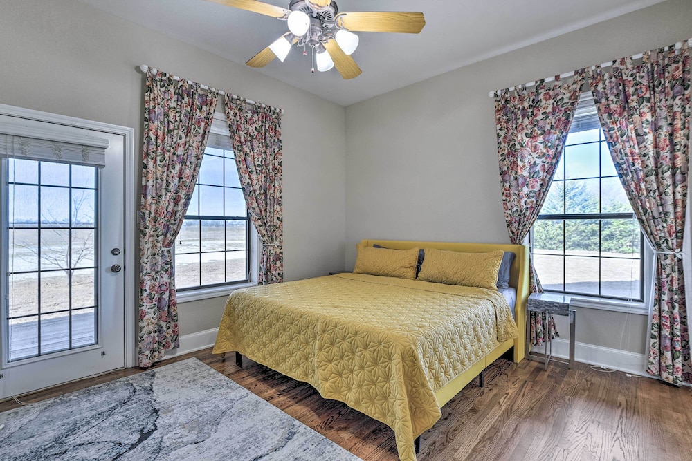 8 Mi to White Rock Lake: Spacious Krum Home