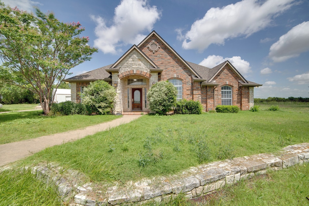 Game Room & Bar: Secluded Getaway in Farmersville