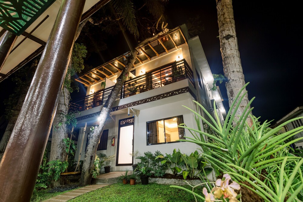 LOBOC RIVERSIDE INN and RESTAURANT