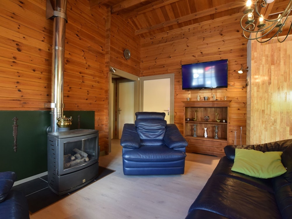 Renovated Chalet Near Durbuy