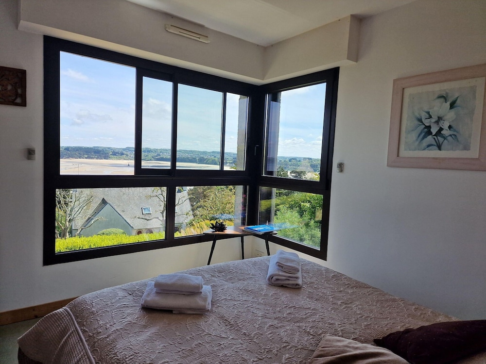 Architect Villa With Fantastic sea View, Locquirec