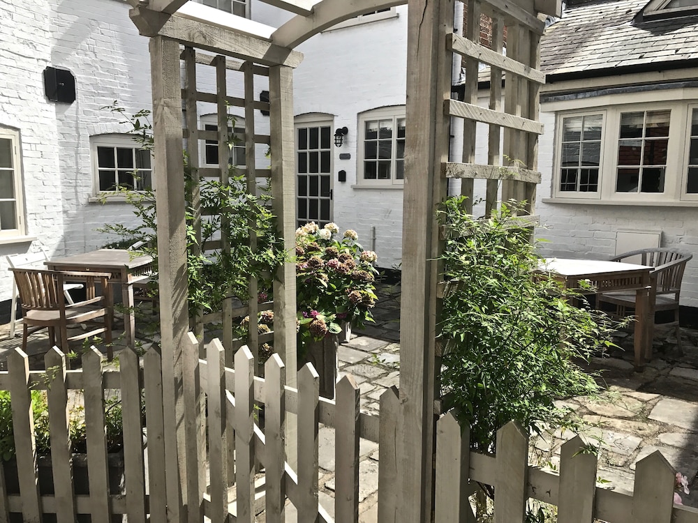 Hotel Courtyard Cottages Lymington - Image 1