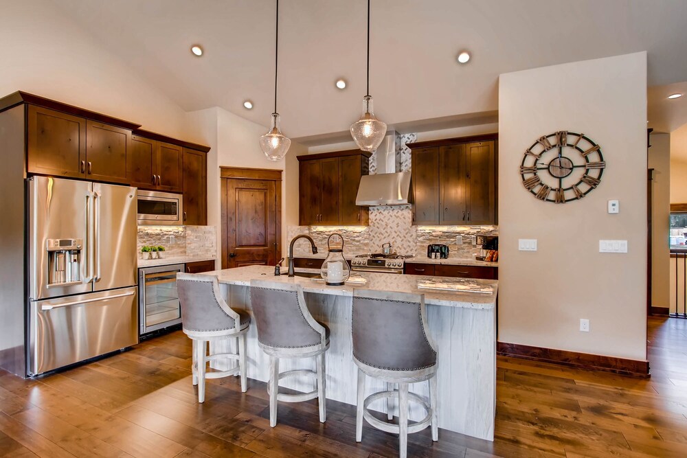 New 3bdr Luxury /sleeps 10 W Fireplace & Mountain Views 3 Bedroom Townhouse by RedAwning