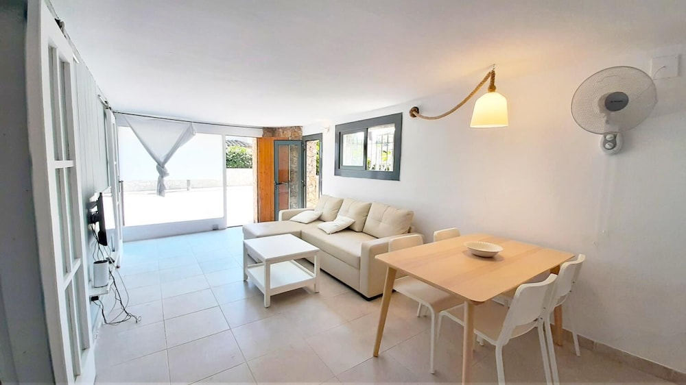 Gregal in Llafranc With 2 Bedrooms and 1 Bathrooms