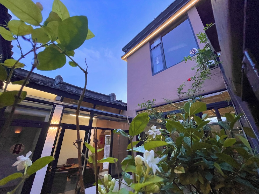 Serenity Courtyard Hotel