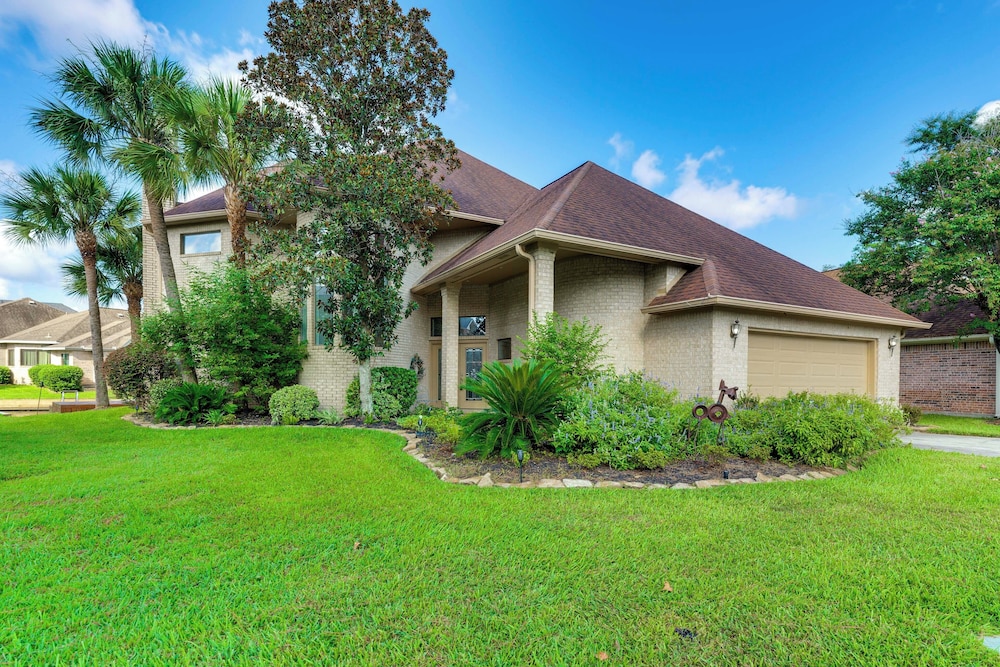 Waterfront Lake Conroe Home w/ Pool Access!