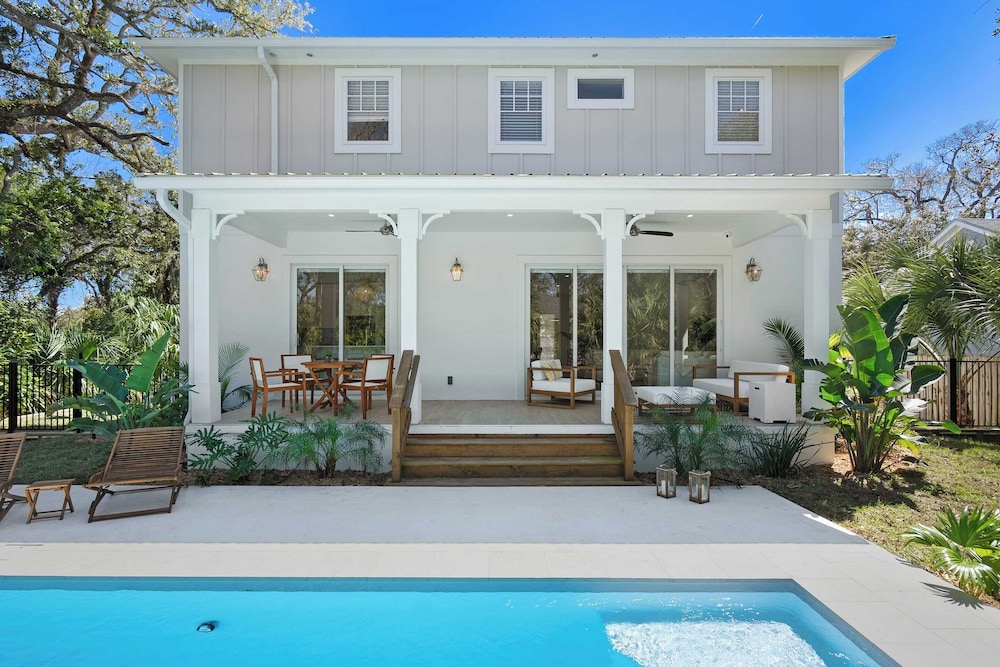 Serenity at Surfside by Avantstay Pool, Porches, Fire Pit & Arcade Near Vilano Beach