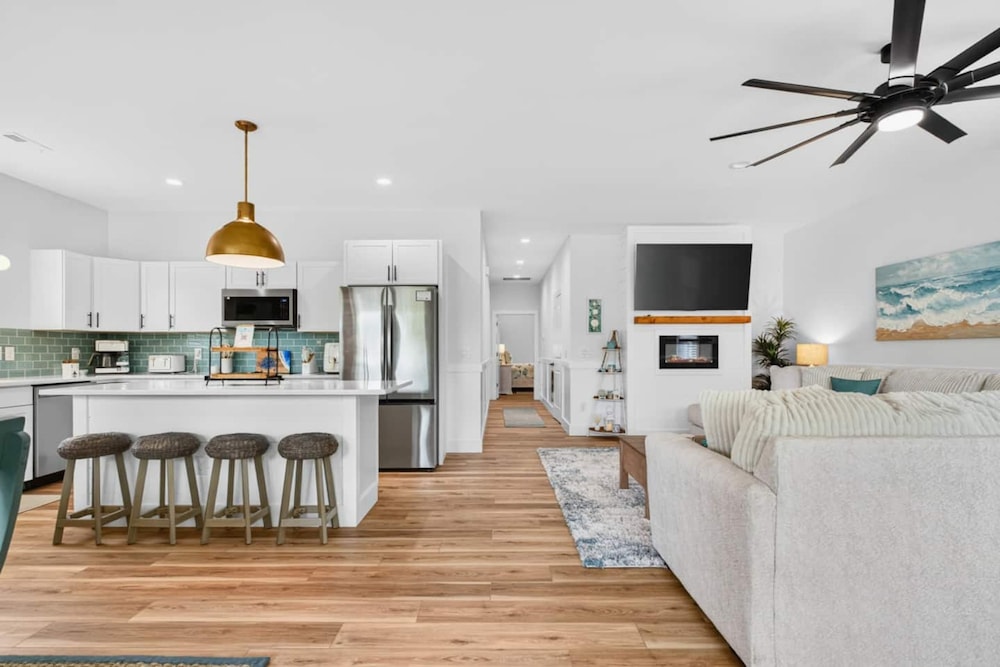 New Listing Luxury House 5 Min Walk to Beach