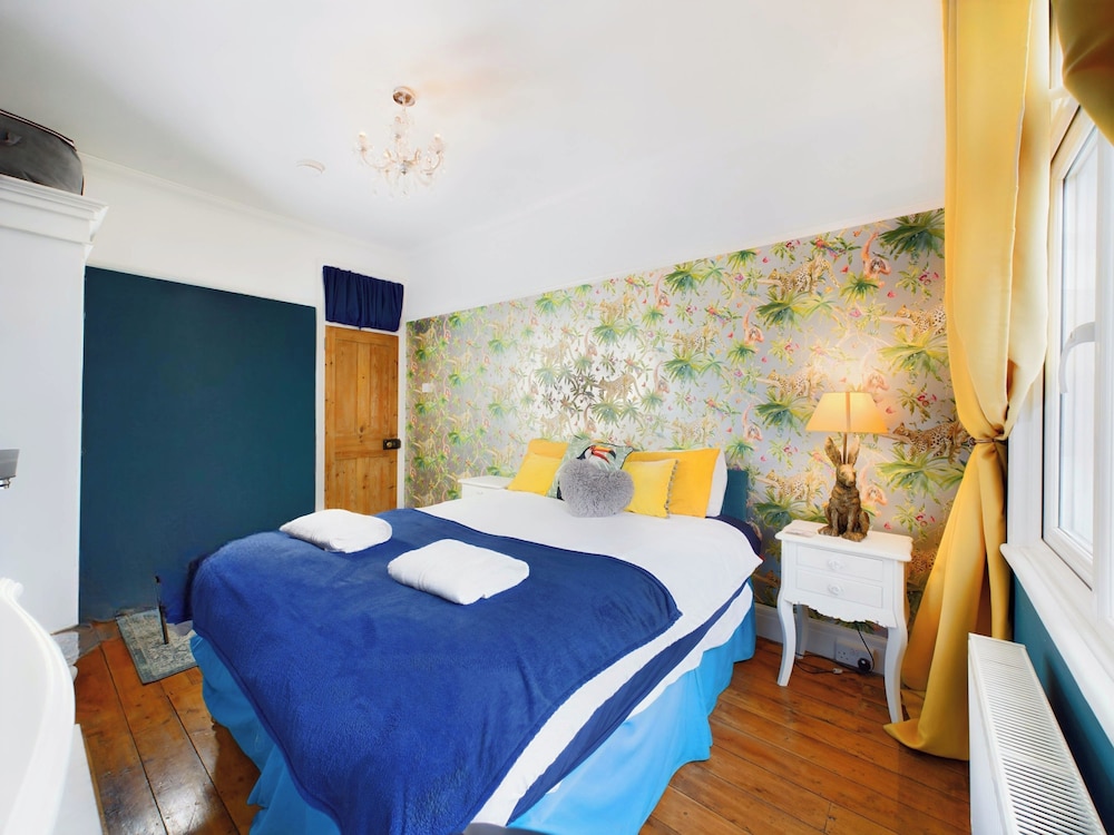 Unique 2 bed Leigh-on-sea- With Real Piano