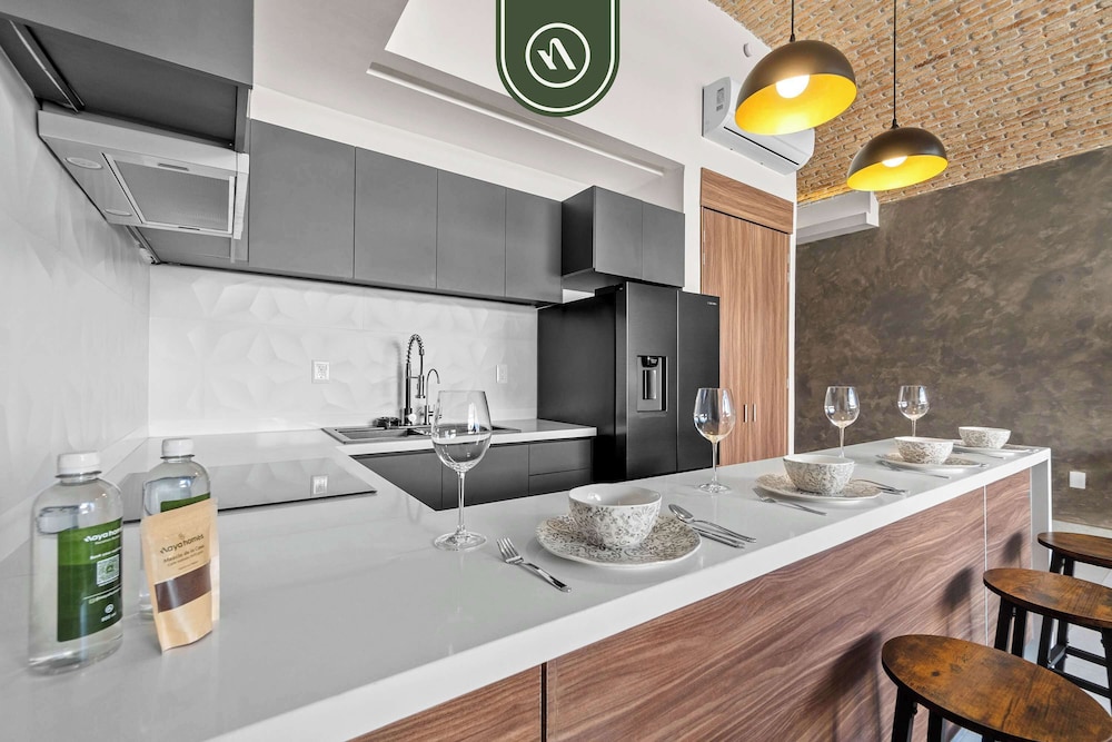 Restored Historic 2 BR Condo in Downtown - Pool