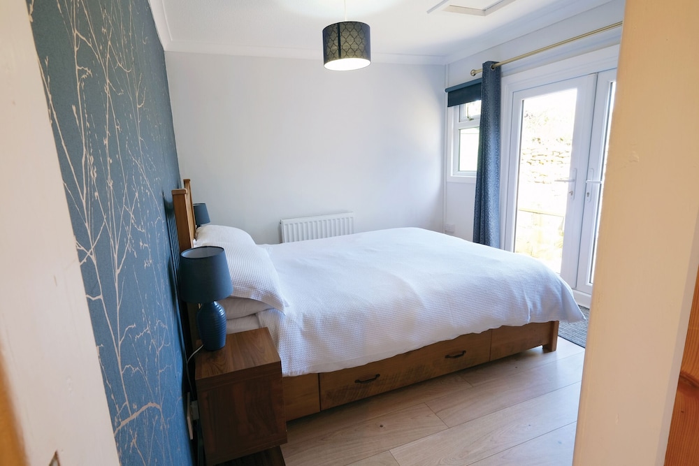 Merlins Cabin - 2 Bed - Blaen Cedi Farm view 3