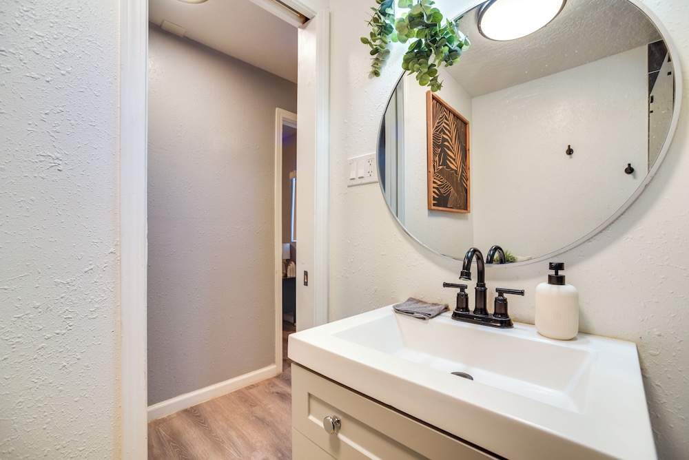 Near Old Town & Unm: Home in East Downtown
