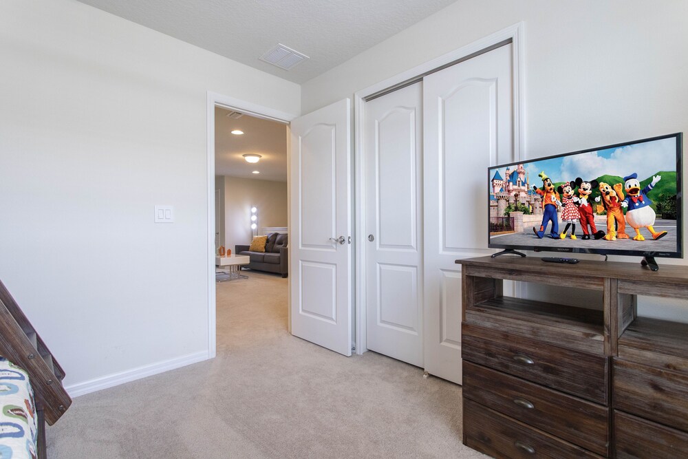 Splendid 5 Bd w/ Screened Pateo & Pool @ Windsor Westside 8921 - Image 5