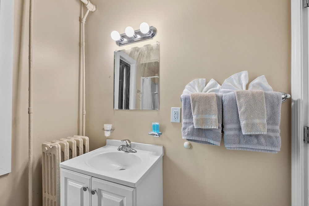 Cozy 1BR Apt AC & Parking Brownstown