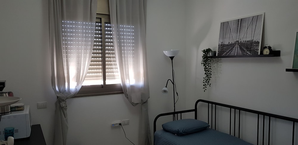 Private Bed and Bathroom in Netanya