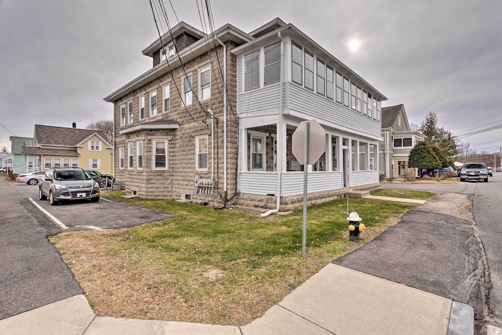 Lovely Stoughton Getaway Near Train Station! view 5