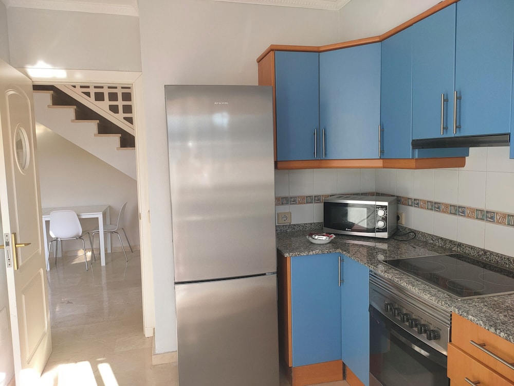 Comfortable Modern House With Jacuzzi, and Access to Swimming Pool