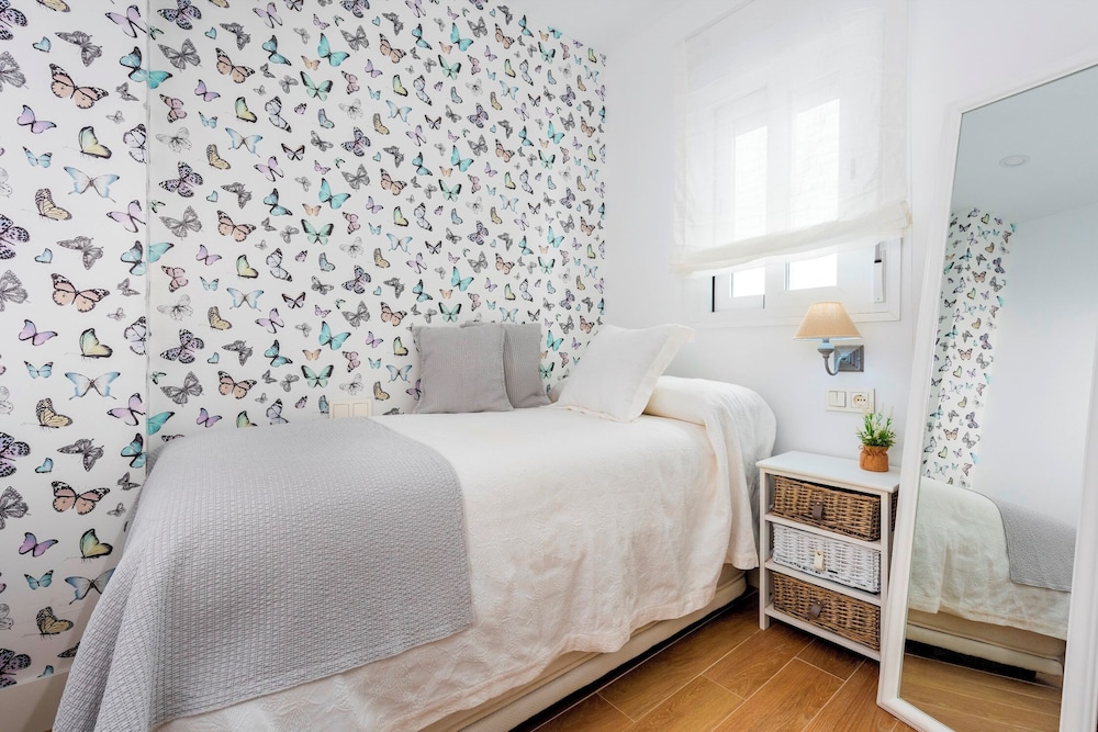 Lovely 3-bedroom Apartment Near Alameda Juan Rabadan I