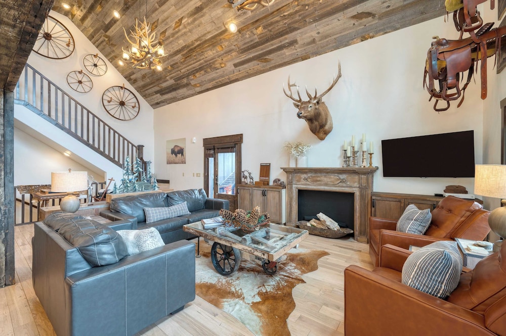 Winterhaven Estate by Avantstay Sleeps 19 Guests Mountain Compound w/ Views, Firepit, Hot Tub