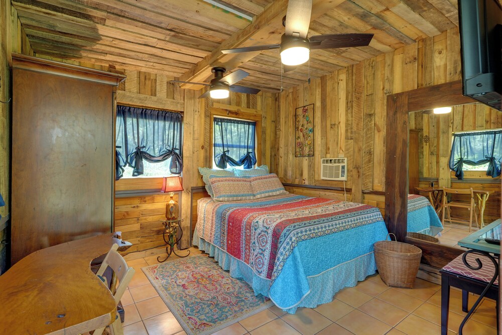 Glamping-style Cabin on 20-acre Farm Near Lutz!